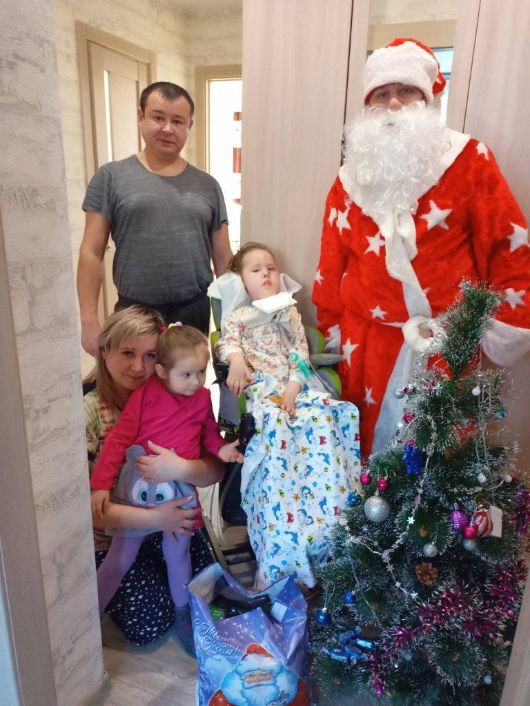 Десант команд Дедов Морозов и Снегурочек начал поздравлять и дарить подарки