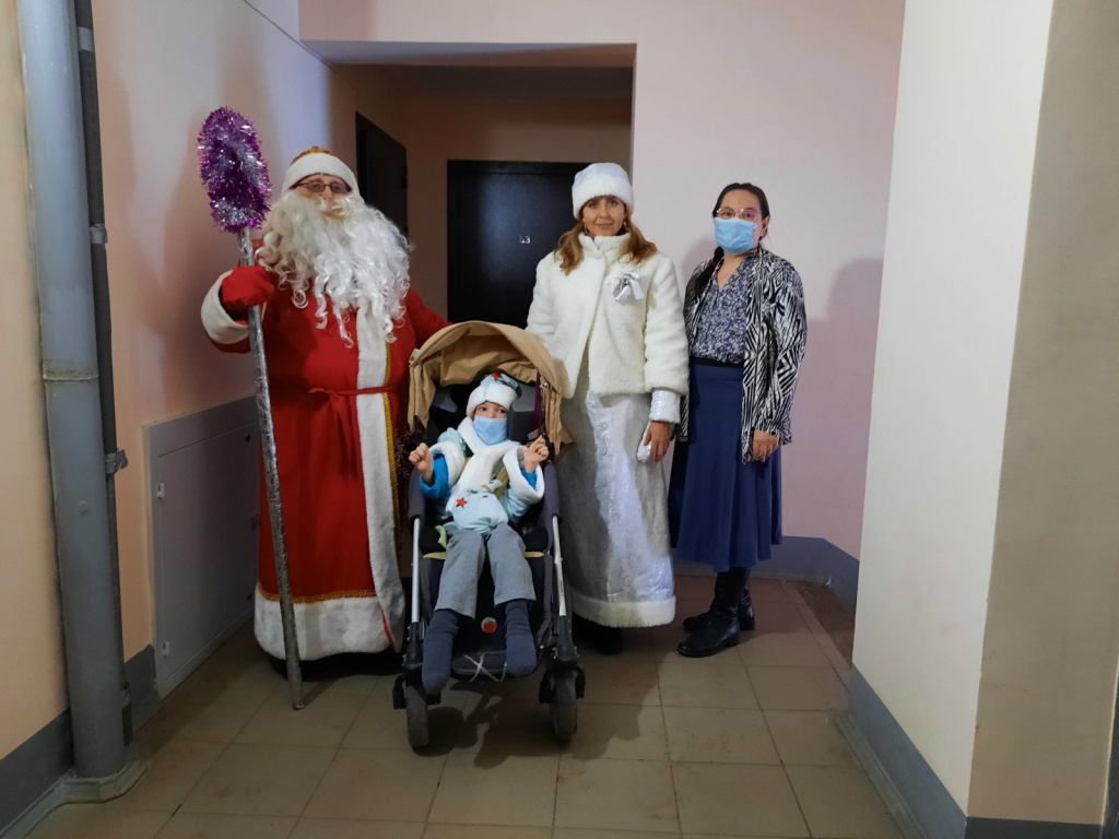 Десант команд Дедов Морозов и Снегурочек начал поздравлять и дарить подарки