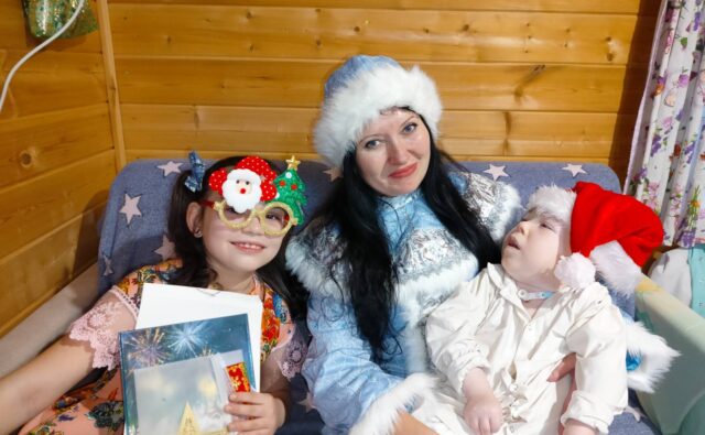 Более 60 человек приняли участие в Десанте Деда Мороза и Снегурочки-2024